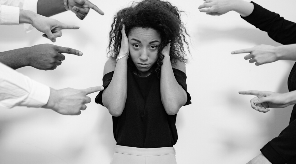 Te sientes observada y juzgada cada vez que tu hijo hace berrinche y terminas actuando conforme a lo que los demás te dicen o crees que ellos harían. La duda te invade continuamente.